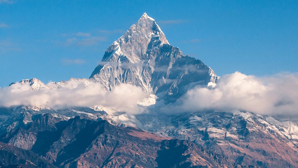 Montagnes sous le ciel bleu