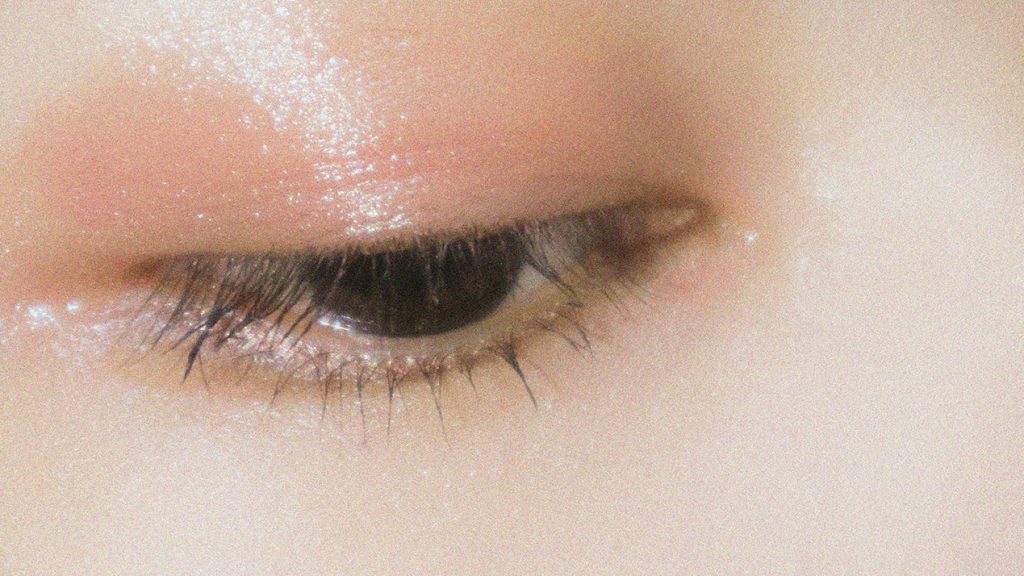 Oeil maquillé d'une jeune femme asiatique