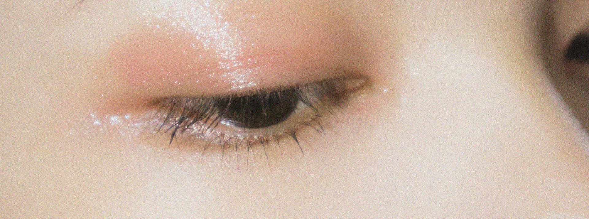 Oeil maquillé d'une jeune femme asiatique