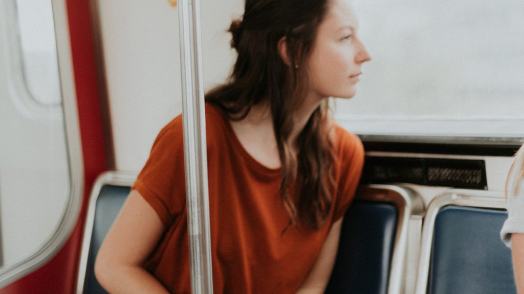 Jeunes femmes dans le métro