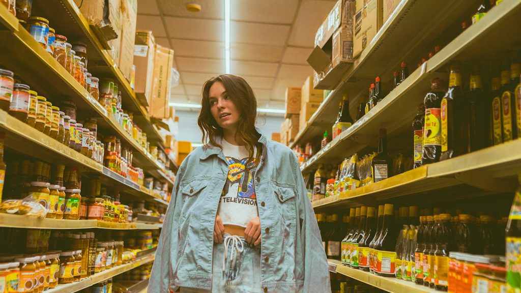 Jeune femme dans supermarché