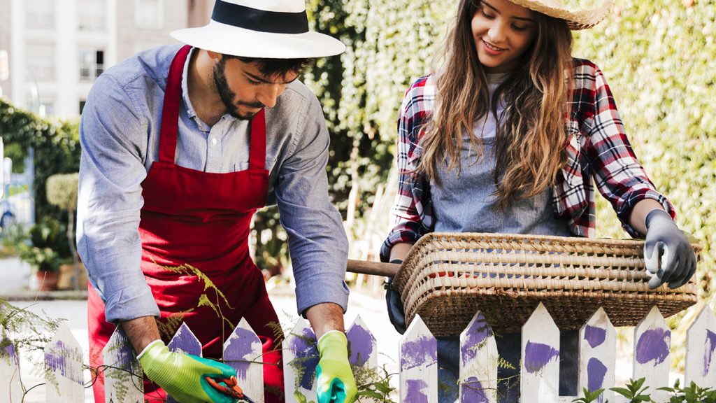 Un couple dans un jardin partagé de ville