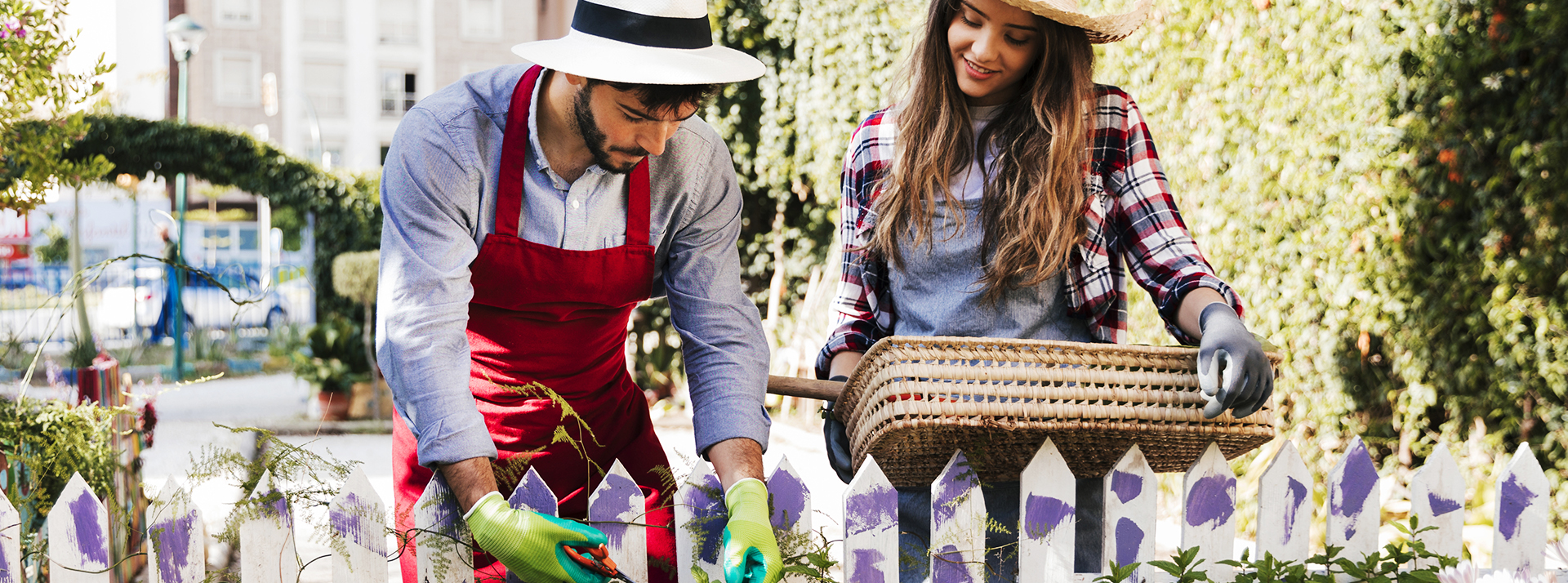 Un couple dans un jardin partagé de ville